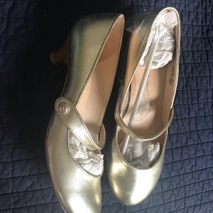 Gabriella Rocha size 10 gold
